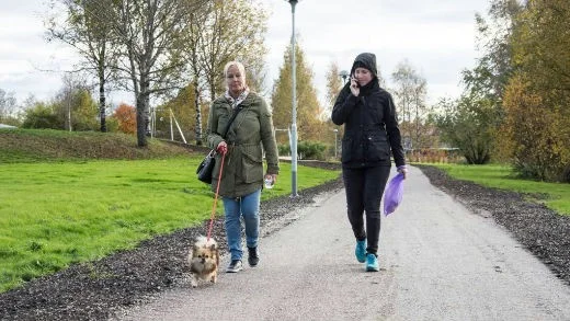 Premiärpromenad. Helena Åkerman och dotterna Ida Larsson på premiärpromenad i sällskap med Wilmer.
