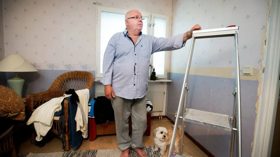 Stegen kvar. Ulf Landberg på Orrgränd hann börja tapetsera när bofonderna frystes. Nu är bofondsavtalet uppsagt och han står där utan tapeter till sovrummet.