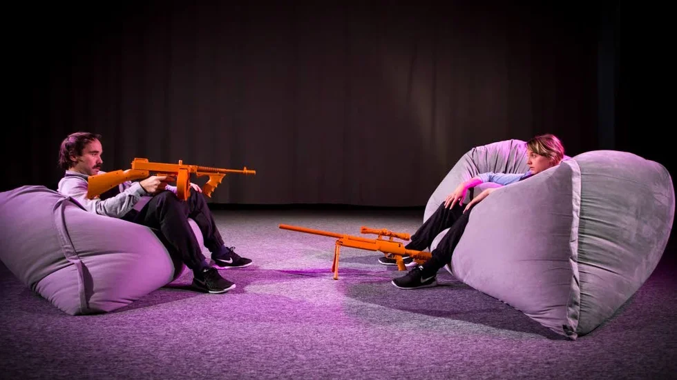 Tidningsdödare. Tobias Sondén och Nora Bredefeldt i föreställningen "Tidningsdöden".