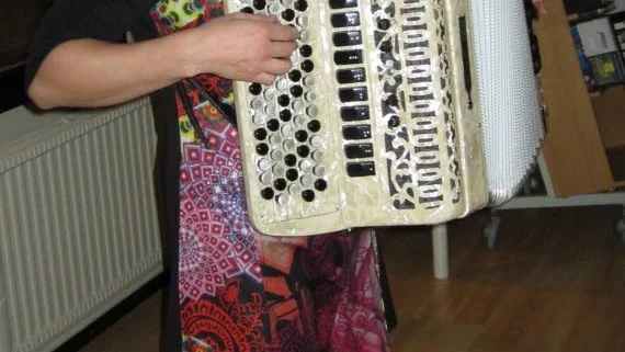 Musik med drag. Suvi Lassila underhöll med vacker dragspelsmusik.