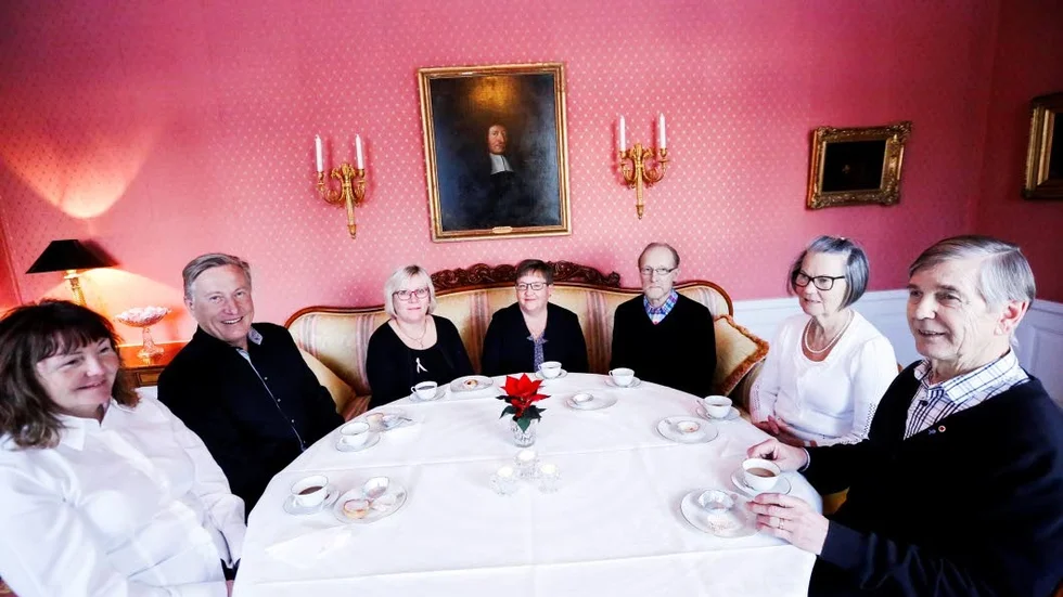 Glada gäster. Elisabeth Skoglund Wass, Luleå, Martin Wass, Luleå, Gun-Britt Kangas, Junosuando, Märit Engberg, Luleå, Sven Kangas, Junosuando, Tuula Ökvist, Luleå och Sixten Ökvist, Luleå, trivdes runt fikabordet på residenset.