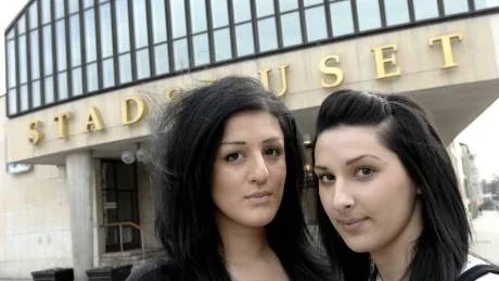 PROJEKTARBETE. Melodi Haghiri och Hanna Aghajani går tredje året på samhällsvetenskapligaprogrammet. Tillsammans har de gjort ett projektarbete om psykiks ohälsa bland ungdomar. I tisdagskväll redovisades arbetet bland annat för politiker. Foto: Roland S Lundström