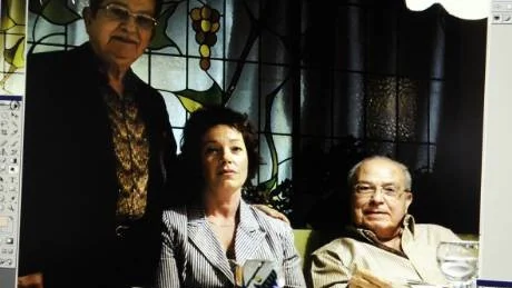 FAMILY. Över en middag fick Camilla Hansen chans att prata med sin far Moustafa till höger, en 75-årig man i dag med familj i Kairo. I dag håller de bägge tät kontakt och planerar att ses igen. Till vänster Camillas farbror Mamdouh.