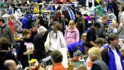 FYNDARE. Trots det fina vädret utomhus var det många som sökt sig Arcusloppmarknaden.
