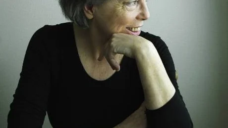 SKRIVER KVINNOHISTORIA. Yvonne Hirdman kan sin historia och guidar självklart genom den.  Foto: Nina Varumo