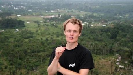 DJUNGELLIV. Isak Enström trivdes bra i djungeln i norra Liberia. Här verkade han i en liten by tillsammans med en sjuksköterska. I byn bedrivs återuppbyggnadsarbete av ett sjukhus och skola samt kyrka som förstördes under inbördeskrig.