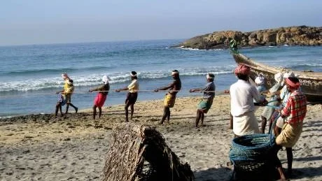 FISKARE. På stranden i Kovalam står fiskare och sjunger medan de drar in dagens fångst.
