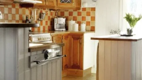 RECYKLAT KÖK. När Pernilla och Mattias köpte huset i Sjulsmark var den nuvarande köksdelen bara ett kallställt förråd. Köket fanns på övre plan. Paret tog tillvara köksinredningen när köket flyttades ned.