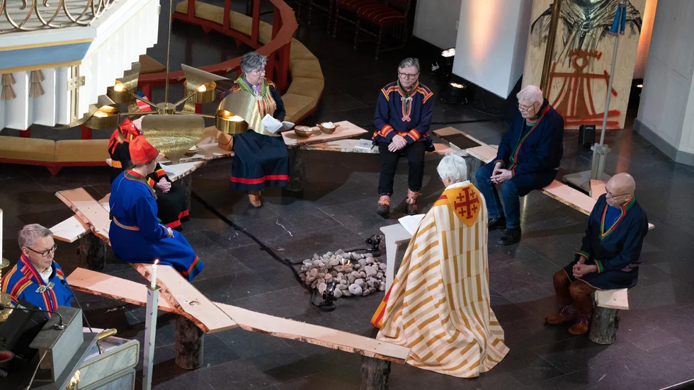 En eldstad med träbänkar runtom var uppställd längst fram och där satt ärkebiskopen Antje Jackelén tillsammans med samiska representanter som gav sina vittnesmål om kyrkans förtryck. Därefter bad ärkebiskopen om ursäkt å Svenska kyrkans vägnar.