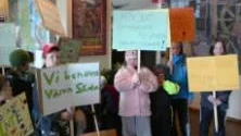 PROTEST. Barn från både friskolans förskola och skola i Kangos demonstrerade mot den planerade nedläggningen av förskolan. Protesten genomfördes innan fullmäktigemötet.