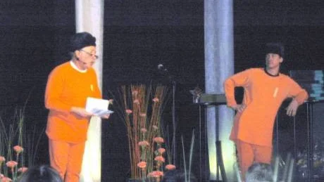 PAUSUNDERHÅLLNING. De lokala revymakarna Kjell Morin och Peggy Wikström underhöll mellan tuggor och priscermonier.