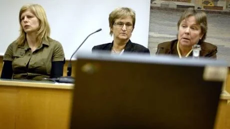 TJÄNSTEMÄN PÅ RAD. Ulrika Persson, tekniska förvaltningen, Ingegerd Bucht, socialförvaltningen samt Ingela Lagerskog, socialförvaltningen var några av kommunens tjänstemän som fanns på plats för att svara på Lerbäcksbornas frågor.