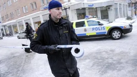 PLATSREMSOR. Området runt banken spärrades av med platsremsor.