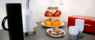 Stilrent och stramt med rött som accentfärg