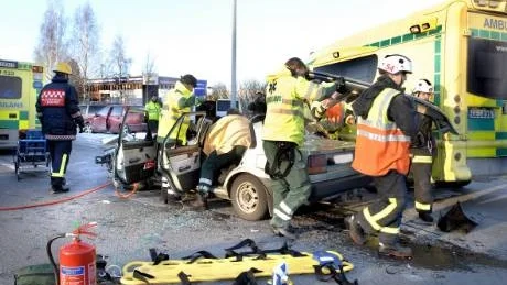 EN TILL SJUKHUS. En kvinna fick föras i ambulans till Sunderby sjukhus efter en krock i korsningen Bodenvägen/Svartöleden i Luleå på tisdagen.