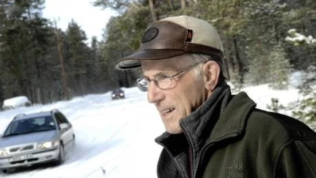 SKOTTAR. Tage Johansson är en pigg man på dryga åttio år. Stugan vid Klubbviken är en kär utpost och här vistas Tage med maka Gun all möjlig tid. Under påsken motionerade Tage med lite snöskottning.