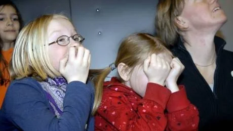 SPÄNNANDE. Det är så spännande att Linnea Andersson, tio år, och Lovisa Andersson, åtta år, inte vågar titta. Deras ägg är på väg nedåt med en hiskelig fart.