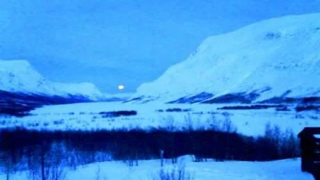 SVINKALLT. Vy över Kaitumfjällen när Malin och Anders Kristoffersson passerade på sin fjällvandring. Minus 30 grader och blåst tvingade paret att bryta sin stora utmaning på halva vägen - i Kvikkjokk.