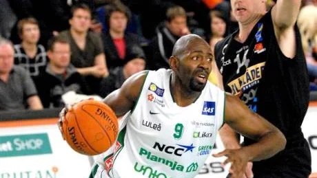 TUFFARE TAG. Slutspelsveteranen Fred Drains är mitt uppe i ännu en kvartsfinal. Och han märker på lagkamraterna att det är dags att försvara SM-guldet från i fjol. Främst märks det på skäggväxten.