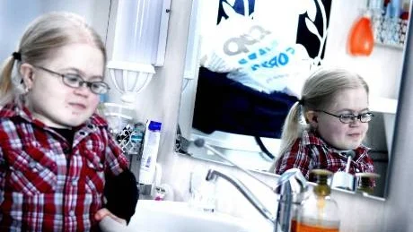 ANPASSAT BADRUM. Efter en lång kamp anpassades familjens bostad efter Lovisas behov.