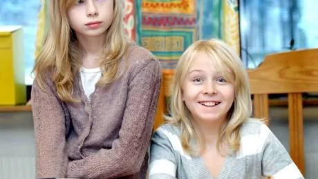 TAR SÄLLSKAP. Frida Marklund Lundin och Agnes Lantto slår följe med varandra innan de sluter upp till resten av den vandrande skolbussen med slutdestination Ormbergssskolan på Björkskatan.