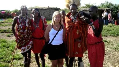 BESÖK I KENYA. Jeanette Nilsson-Labba och de andra fruarna fick träffa massajerna i Kenya. Foto: PRIVAT