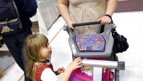 Shoppingvagn. Linn Isakssons barnvagn blev snabbt en fullastad shoppingvagn. Mamma Angela Isaksson shoppade så mycket hon kunde få med sig.