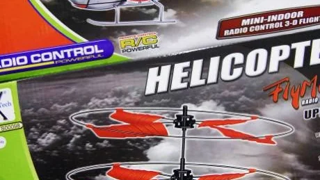 FLYGDON. Radiostyrda flygplan och helikoptrar som går att flyga inomhus tros bli årets storsäljare inom leksakshandeln.