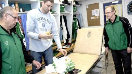 KLOCKAN 17.20. Mats Olsson är alltid först på plats av Plannjaspelarna. Han förser sig snabbt med en banan som Sten inhandlat under dagen.