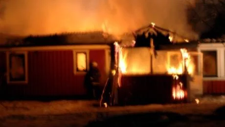 ALLT BRANN. Familjen Larsson i Sikfors utanför Töre hann inte rädda något från sitt brinnande hus under tisdagen.