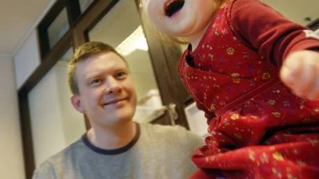 STORTRIVS. Jens Hedström besöker Mötesplatsen på Porsön för andra gången när Kuriren är där och hälsar på och han och dottern Emmy, ett och ett halvt år, stortrivs. ”Det är fantastiskt trevligt och bra här. Jag trivs med umgänget”, säger han.
