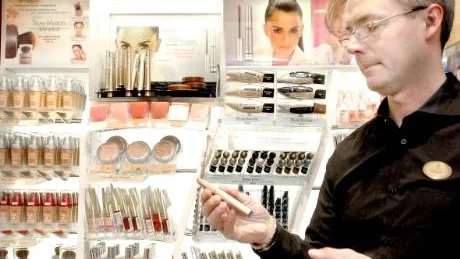 STORA PROBLEM. Robert Wikström, varuhuschefen på Åhléns i Luleå, får se varor för nästan en miljon kronor försvinna varje år från hyllorna på grund av butikstjuvar.