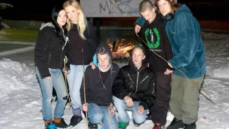 BRA ATT HA. Korvgrillande Frida Åkesson, Evelina Tuvebäck, Jimmy Lundberg, Linus Öman, Niclas Nilsson och Alexander Andersson, intygade samstämmigt det positiva med Ungdomens hus.