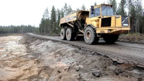FULL FART. Just nu arbetas det för fullt i skogen mellan Bodenvägen och Gammelstadsviken. Stora dumprar kör fyllnadsmassor ut i skogen och lägger grunden för de vägar som ska byggas. Cirka 20 miljoner kronor satsar Luleå kommun på det nya industriområdet om man räknar in vägar, vatten och avlopp.