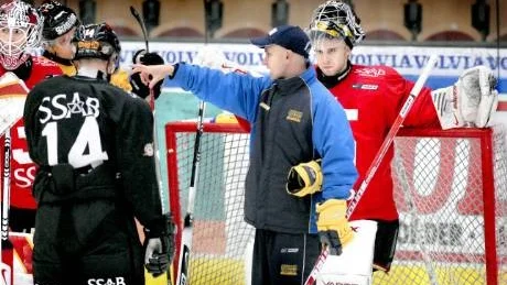INSTRUKTÖR. Målvaktstränaren Stefan Ladhe hjälper Gusten Törnqvist och Mattias Modig den här säsongen.