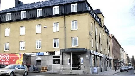 ÄGER OCH BYGGER. I kvarteret Torsken vid Floras kulle äger Galären det gamla  huset. Innanför ska ett gammalt gårdshus rivas och lämna plats för ett bostadsbygge med mellan 40-50 lägenheter.