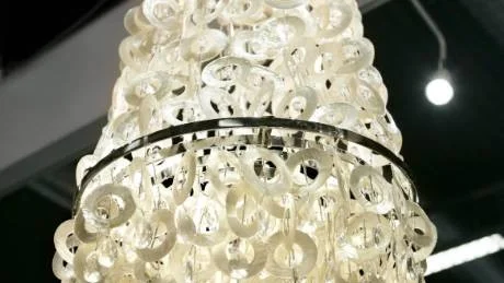 GUSTAVIANSKT FORMSPRÅK. Kronan från African Image har fått prismor av skurna snäckskal och droppformat glas. Cirka 3.900 kronor kostar den. www.africanimage.dk