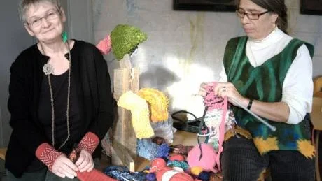 MEDLEMMAR. Lena Eriksson och Christina Kolmert är båda aktiva medlemmar i Norrbottens läns hemslöjdsförening. "Hemslöjd är livet och att göra själv", säger de medan de stickar på den snart färdiga rondellhunden.