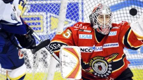 stod emot. För andra gången i år vaktade Mattias Modig målet mot serieledaren HV71. Den här gången gick det bättre än i Kinnarps Arena. 2–2 efter att Luleå hämtat upp ett tvåmålsunderläge.  Foto: ANDREAS WÄLITALO