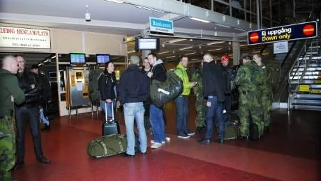 STILL PÅ KALLAX. Planen tilläts inte lämna Luleå Airport efter radiotrafiken inte fungerade. Många besvikna värnpliktiga fick sin resa uppskjuten.