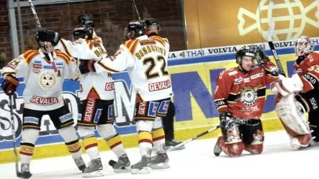 NEEEEEJ. Janne Sandström och Mattias Modig deppar efter Brynäs avgörande mål.Foto: ROLAND S LUNDSTRÖM