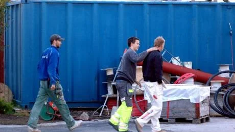 2007-09-07: RAST. Några av byggjobbarna på väg till rast.