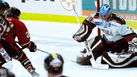 IHÅLIGT. Moras målvakt Juha Pitkämäki har varit lysande under säsongen. Men mot Luleå fick en han en tung kväll och släppte in 5 av 15 skott.