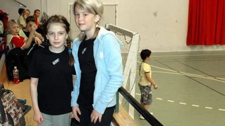 GILLAR HANDBOLL. Melina Haapala Niemi och Beatrice Nylund, Raketskolan, var några av deltagarna i årets kommunmästerskap i handboll i Kiruna.