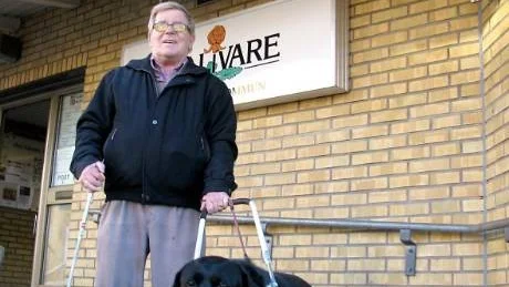 KAN NEKAS TILLTRÄDE. Övriga funktionshindrade i Gällivare anser att synskadade Ulf Bergströms inte ska få ta med sig sin ledarhund Hugo till kommunala handikapprådets sammanträden. Kommunstyrelsen föreslås nu ta beslut om att förbjuda Ulf Bergströms hund, labradoren Hugo, tillträde till bland annat kommunala tjänsterum.