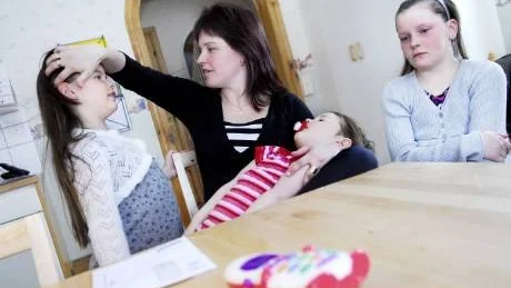 TID FÖR ALLA. Det finns folk som ifrågasatt om Anneli hinner med vart och ett av sina barn. Såväl mor som döttrar är eniga om att de har tid för varann. "Mamma är ju alltid hemma, till skillnad från kompisarnas föräldrar." Julia, 6, Patricia, snart 3, och Miranda, 4.