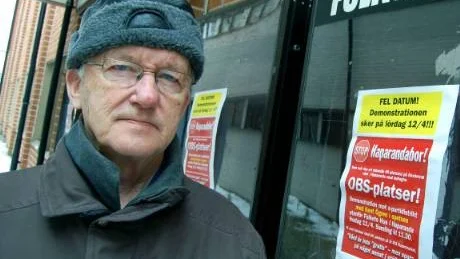 FEL DAG. Sune Karlander, PRO-ordförande Haparanda, vid affischerna om demonstrationen mot s-partidistriktsombuden på lördagen. Alltså ej fredag, som annonserats.