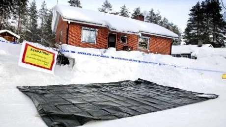 PLATSEN FÖR DRAMAT. Inne i det här huset fanns de personer som i dag sitter anhållna misstänkta för mord. Under presenningen finns blodspåren efter knivdådet.