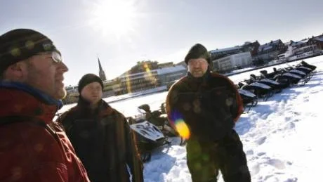 VINTERFAGERT.Fotografen Fredrik Broman med vännerna, entreprenörerna Oscar Diös och Jonas Gejke, både intresserade av att ta turister till Luleå. Foto: Mattias Isaksson