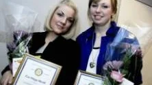 HEDRANDE. "Det känns hedrande att få den här utmärkelsen", säger Eva Hägg-Myntti och Frida Grahn som även representerade sina kamrater Fria Aili och coach Mikael Johansson som var från varande. "Vi har åkt ur årets kvartsfinal men nu ska vi ta nya tag", lovade Årets Luleåprofiler!